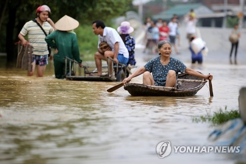 13일 홍수로 잠긴 베트나 수도 하노이 외곽의 한 마을[EPA=연합뉴스] 