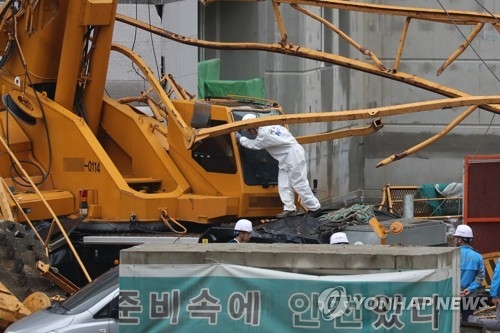 현장 살펴보는 합동감식반(의정부=연합뉴스) 임병식 기자 = 11일 오전 경기도 의정부시 낙양동 민락2지구 타워크레인 사고 현장에서 합동감식반이 타워크레인 잔해를 살펴보고 있다. 2017.10.11andphotodo@yna.co.kr(끝)