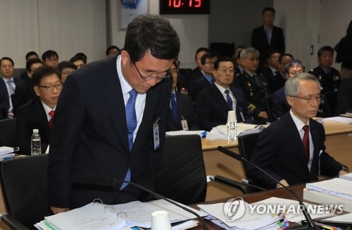 인사하는 김인호 국방과학연구소장
