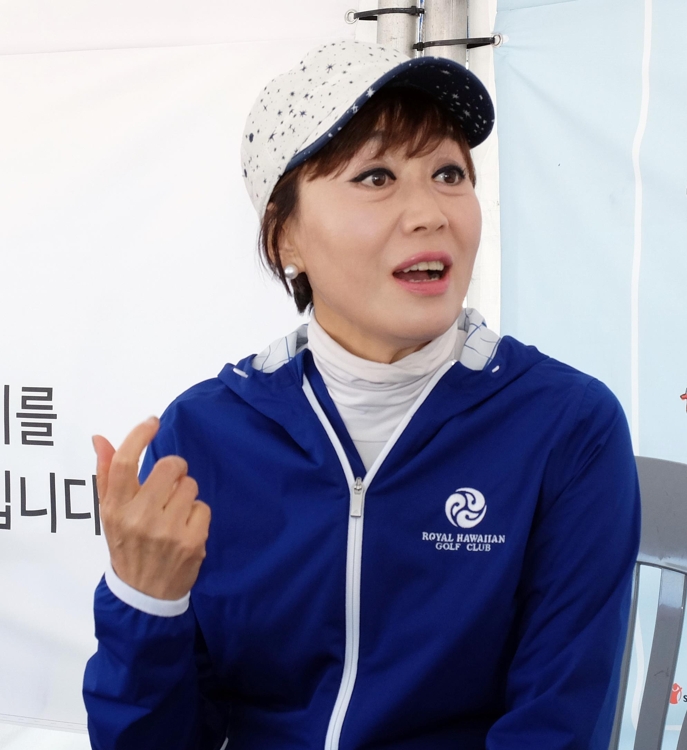 15일 세이브더칠드런과 연합뉴스 공동 주최 국제어린이마라톤에 참가한 가수 하춘화 씨가 연합뉴스와의 인터뷰에서 기부 문화를 생활화해야 한다고 역설하고 있다.