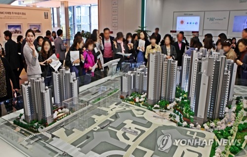 견본주택 둘러보는 예비 청약자들