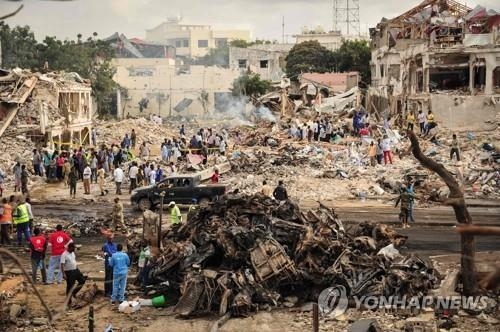 지난 14일 발생한 소말리아 수도 모가디슈 폭탄 테러 현장 [AFP=연합뉴스