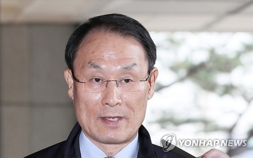 검찰 출석한 이헌수 전 기조실장 (서울=연합뉴스) 이지은 기자 = 이헌수 전 국가정보원 기획조정실장이 박근혜 정부의 '화이트 리스트' 의혹과 관련해 24일 오전 서울 서초구 서울중앙지검에 출석하고 있다. 검찰은 이 전 실장을 피의자 신분으로 출석시켜 보수 성향 단체에 지원금을 주도록 한 '화이트리스트 의혹'에 관여했는지를 조사할 방침이다. 2017.10.24jieunlee@yna.co.kr(끝)