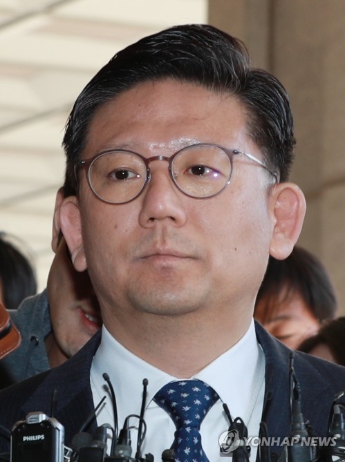검찰 향하는 '국정원 수사방해' 장호중 지검장 (서울=연합뉴스) 한종찬 기자 = 2013년 검찰의 '국가정보원 댓글 수사'를 방해하는 데 관여한 의혹을 받는 장호중 부산지검장이 29일 오후 서울 중앙지검에 피의자 신분으로 출석하고 있다. 2017.10.29saba@yna.co.kr(끝)