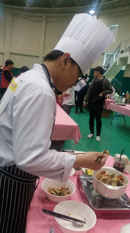 요리하는 전범찬군.