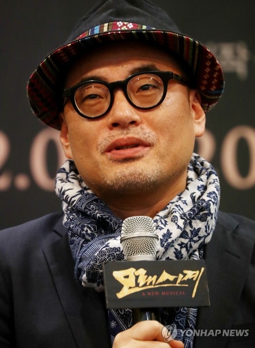 '모래시계' 뮤지컬로 옮기는 조광화(서울=연합뉴스) 이재희 기자 = 30일 오전 서울 중구 장충아트센터에서 열린 '뮤지컬 모래시계' 제작발표회에서 조광화 연출이 인사말을 하고 있다. 이 뮤지컬은 12월 5일부터 다음해 2월 11일까지 공연된다. 2017.10.30