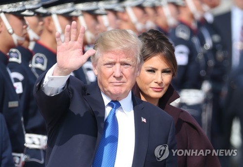 한국에 도착한 도널드 트럼프 미국 대통령 부부