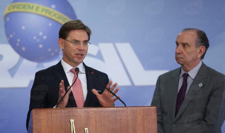 지르키 카타이넨 EU 집행위원회 부위원장(왼쪽)과 알로이지우 누네스 브라질 외교장관이 기자회견을 하고 있다. [국영 뉴스통신 아젠시아 브라질]