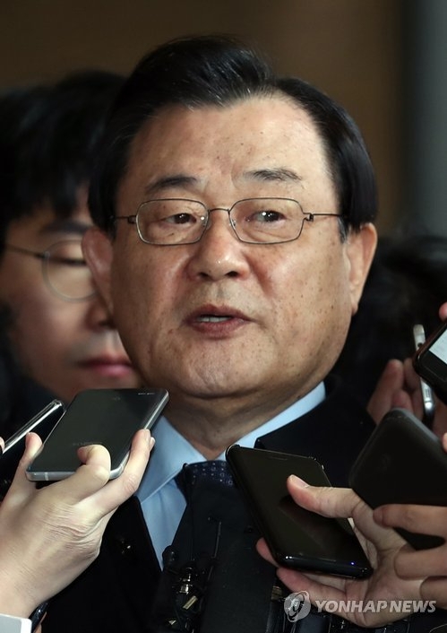 기자들 질문에 답하는 이병기(서울=연합뉴스) 김인철 기자 = 이병기 전 국정원장이 박근혜 전 대통령에게 특수활동비를 상납했다는 의혹과 관련해 피의자 신분 조사를 받기 위해 13일 오전 서울 서초동 서울중앙지검에 출석하며 기자들 질문에 답하고 있다. 2017.11.13yatoya@yna.co.kr(끝)