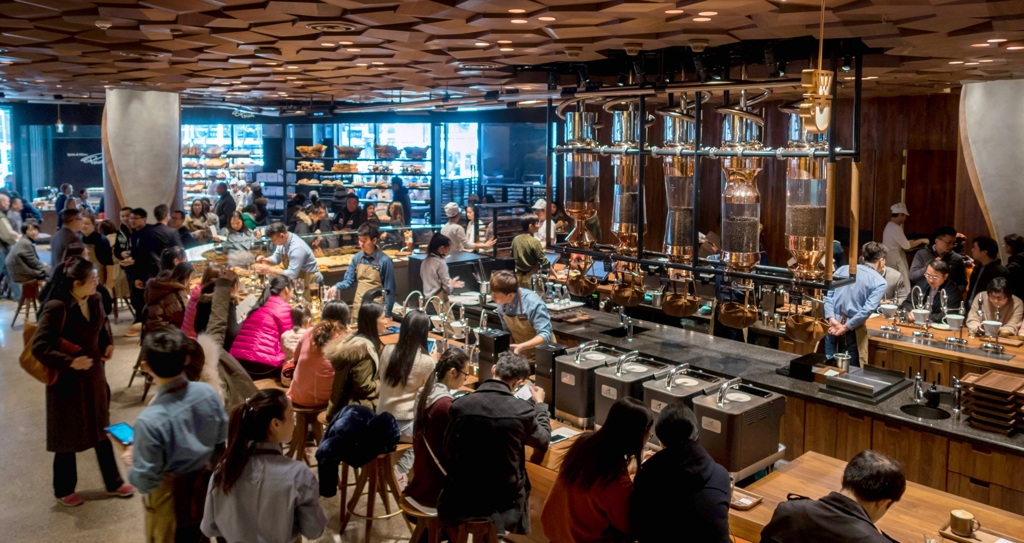 커피 마시는 상하이 시민들 (상하이 AFP=연합뉴스) 6일 상하이 스타벅스 리저브 로스터리(Starbucks reserve roastery) 매장에서 시민들이 커피를 마시고 있다.
