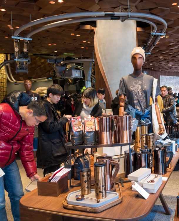 커피 이외의 다양한 제품들 (상하이 AFP=연합뉴스) 6일 상하이 스타벅스 리저브 로스터리(Starbucks reserve roastery) 매장에서 고객들이 커피 이외의 다양한 상품들을 살펴보고 있다.