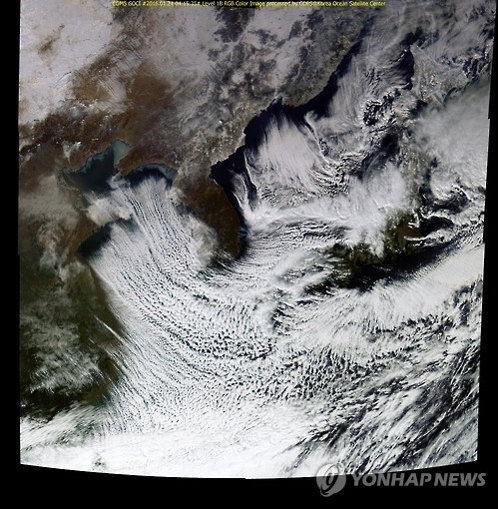 천리안 1호가 지난해 1월 24일 오후 1시 16분 41초(세계표준시 UTC 기준 24일 오전 4시 16분 41초)에 촬영한 한반도를 덮친 한파의 모습. [해양위성센터 제공=연합뉴스]