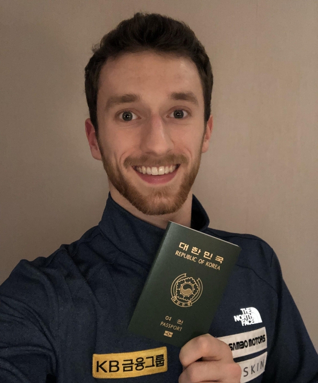 한국 여권 들고 셀카 찍은 겜린