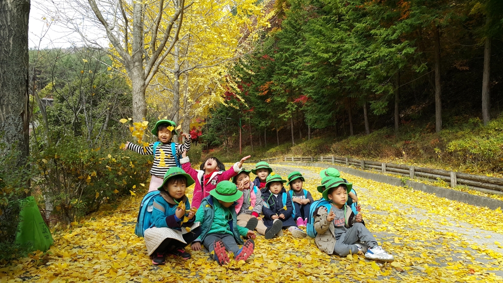 휴양림 숲 유치원을 찾은 어린이들(제암산 휴양림)