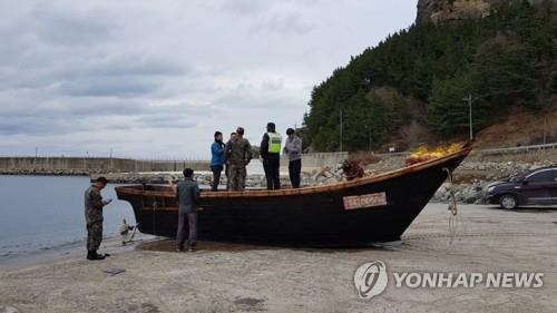 북한 주민 추정 시신 4구가 발견된 소형 목선