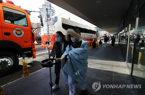신촌 세브란스 화재로 이동하는 환자들(서울=연합뉴스) 하사헌 기자 = 3일 오전 서울 신촌 세브란스병원에서 불이 나 환자들이 이동하고 있다. 2018.2.3toadboy@yna.co.kr(끝)