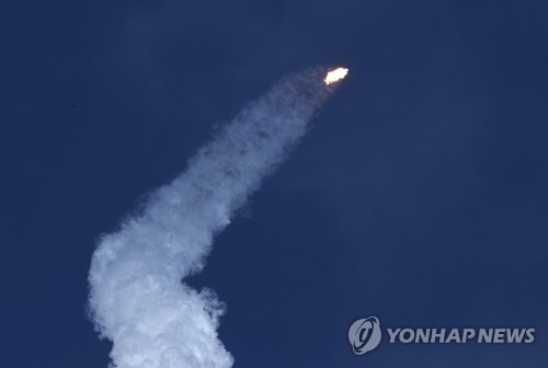 우주로 향하는 팰컨 헤비 로켓 궤적