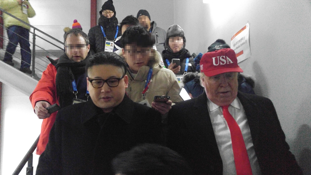 트럼프·김정은 코스프레 올림픽 개회식장에 등장
