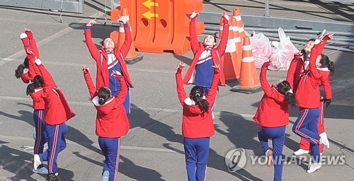 [올림픽] 율동 연습하는 북측 응원단