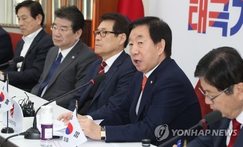 한국당 '중진없는 중진회의'…"洪 분열적 리더십" 반발 - 2