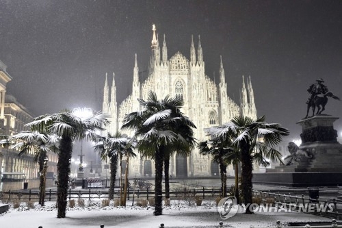 1일 눈이 쌓인 밀라노 두오모 앞 [AP=연합뉴스] 