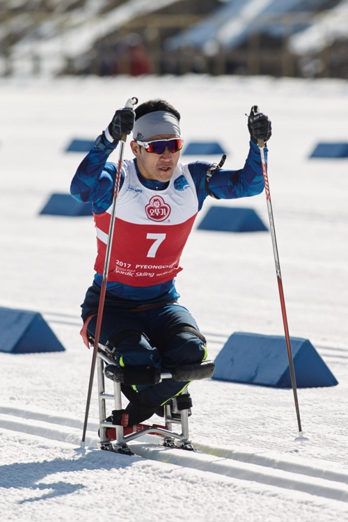 장애인 크로스컨트리 스키 국가대표 이정민의 경기 모습