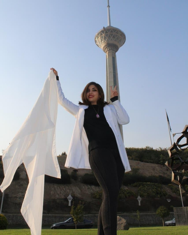 히잡 반대 운동에 참여한 이란 여성[트위터]