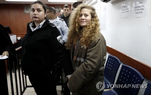 지난 2월 이스라엘 군사법정에 선 아헤드 타미미(오른쪽)[AFP=연합뉴스]