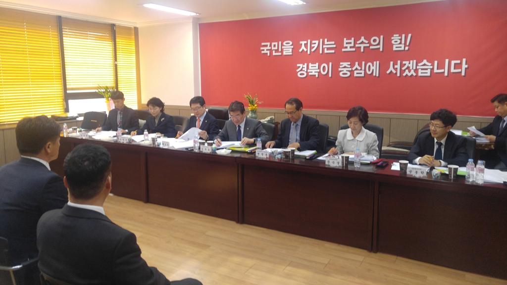 기초단체장 후보 면접하는 한국당 경북도당 공천관리위원회