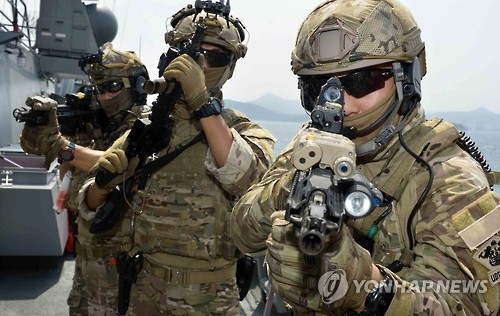 훈련 중인 청해부대 소속 해군 특수전 요원
