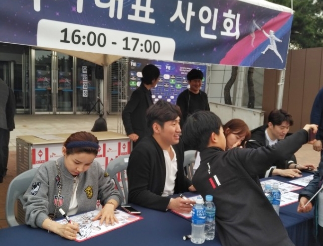 (서울=연합뉴스) 최송아 기자 = 펜싱 에페 국가대표 박상영이 1일 서울 올림픽공원 핸드볼경기장에서 열린 사브르 국제그랑프리 대회 기념 사인회에서 팬과 사진을 찍고 있다.