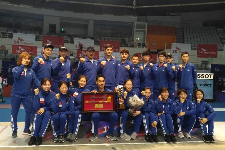 (서울=연합뉴스) 최송아 기자 = 김정환(아랫줄 왼쪽에서 네 번째)이 1일 서울 올림픽공원 핸드볼경기장에서 열린 2018 서울 SK텔레콤 펜싱 그랑프리 남자 사브르에서 준우승을 차지한 뒤 한국 대표팀 선수들과 자축하고 있다.