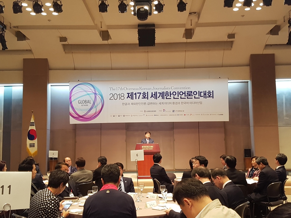 개회식에서 전용창 회장이 개회사를 하고 있다.