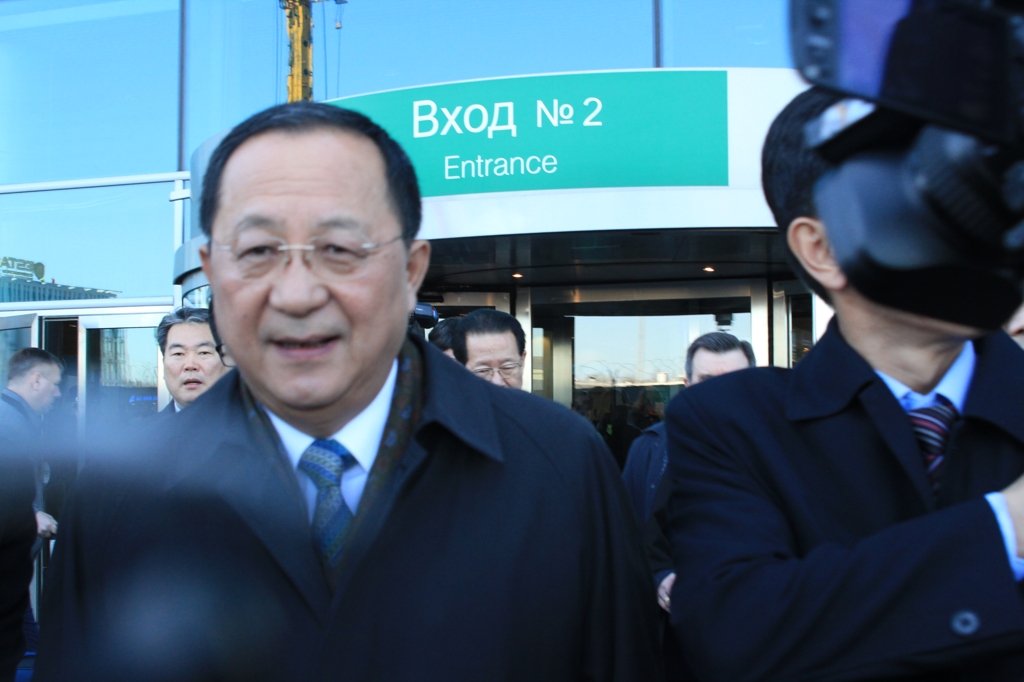 (모스크바=연합뉴스) 러시아 모스크바 도모데도보 국제공항 밖으로 나와 차량으로 향하는 리용호 북한 외무상.