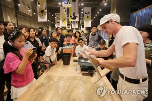 청주공예비엔날레 둘러보는 관람객들[연합뉴스 자료사진