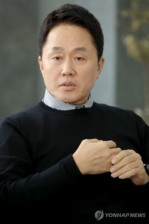 인터뷰하는 정원관