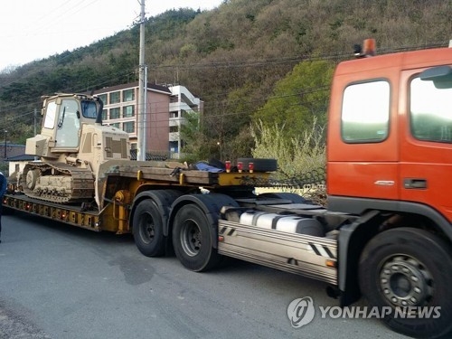 지난 12일 사드 기지에서 공사 장비 반출하는 트레일러