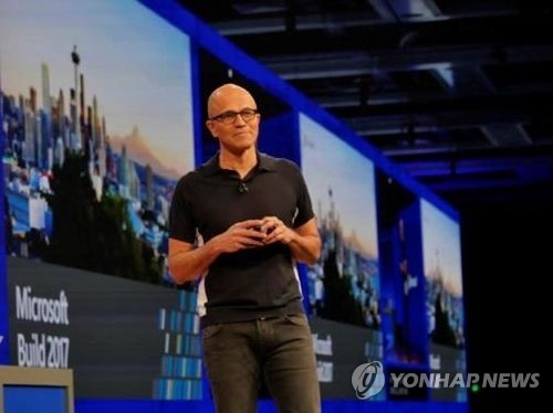 2017 빌드 콘퍼런스에서 연설하는 사티아 나델라