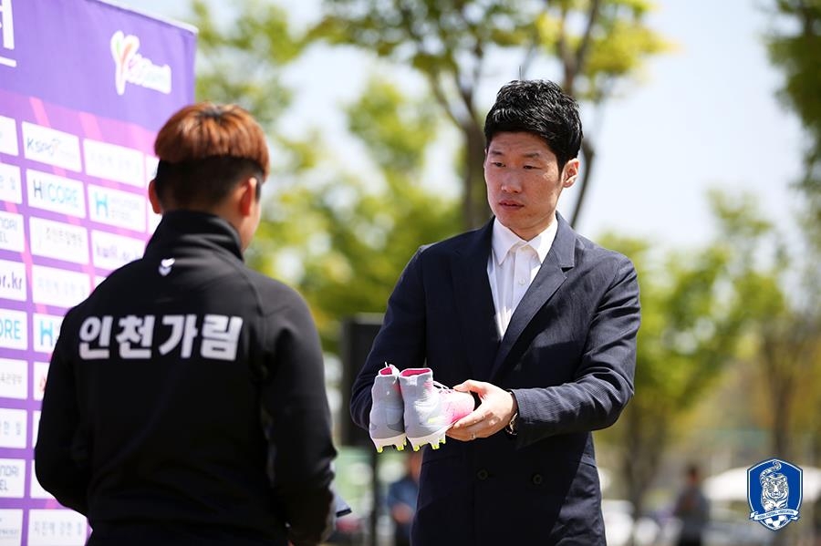 박지성 축구협회 유스전략본부장이 인천가림초 구영연에게 축구화를 선물하고 있다.