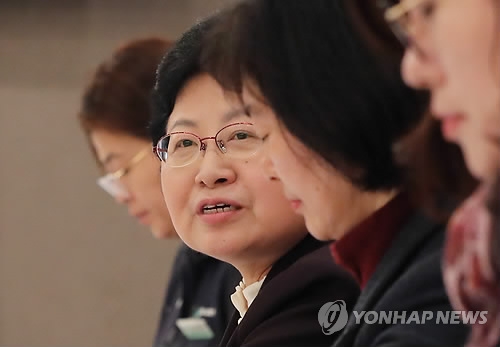 발언하는 정현백 여가부 장관 (서울=연합뉴스) 안정원 기자 = 정현백 여성가족부 장관이 15일 오전 서울 중구 프레스센터에서 열린 제2차 미투 공감·소통 간담회에서 참석, 발언하고 있다. 2018.3.15jeong@yna.co.kr