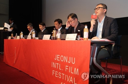 제19회 전주국제영화제 상영작을 소개하는 모습.