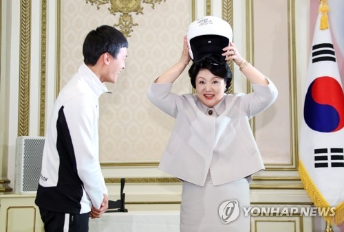 유쾌한 정숙씨, "스키헬멧 써볼까?"