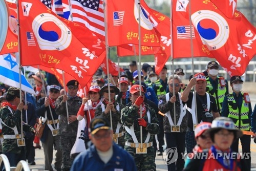 (파주=연합뉴스) 한종찬 기자 = 남북정상회담일인 27일 오후 경기 파주시 임진강역 앞에서 태극기혁명국민운동본부 등 단체 회원들이 남북정상회담을 반대하며 행진하고 있다.
