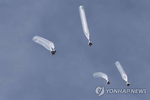 날아가는 대북전단 풍선