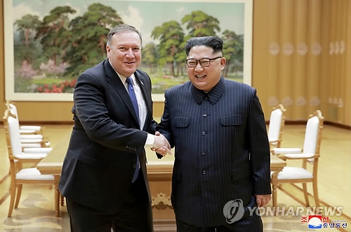 김정은 북한 국무위원장과 악수하는 마이크 폼페이오 미 국무장관