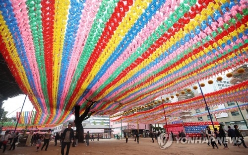 (서울=연합뉴스) 임헌정 기자 = 부처님오신날을 9일 앞둔 13일 서울 종로구 견지동 조계사에 화려한 연등이 걸려 있다. 2018.5.13