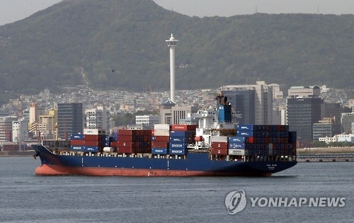 부산 북항에서 출항하는 컨테이너선