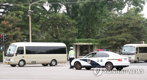 '중국방문' 北참관단 태운 버스들(베이징=연합뉴스) 김진방 특파원 = 북한 노동당 고위간부들로 구성된 '친선 참관단'이 지난 14일 방중한 가운데 북한 참관단이 방문 나흘째인 17일 오전 엄중한 경호 속에 숙소인 베이징(北京) 조어대(釣魚台)를 빠져나와 베이징 남쪽 지역으로 이동하고 있다. 2018.5.17chinakim@yna.co.kr(끝)