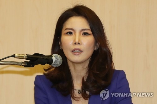 강은경 서울시향 신임 대표이사(서울=연합뉴스) 강민지 기자 = 강은경 서울시향 신임 대표이사가 23일 오전 서울 종로구 세종문화회관에서 열린 기자간담회에서 운영 방향에 대해 말하고 있다. 2018.5.23mjkang@yna.co.kr
