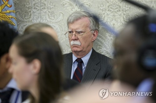 어두운 표정의 존 볼턴 백악관 국가안보보좌관